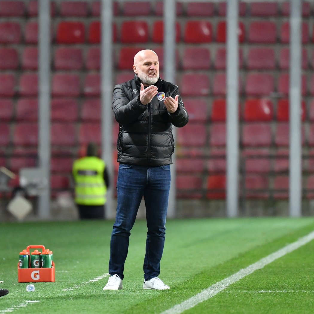 Kouč Plzně Michal Bílek reaguje v zápase na Spartě