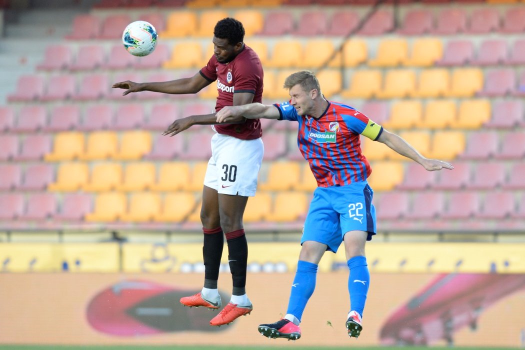 Hlavičkový souboj sparťana Benjamina Tetteha a plzeňského stopera Jakuba Brabce