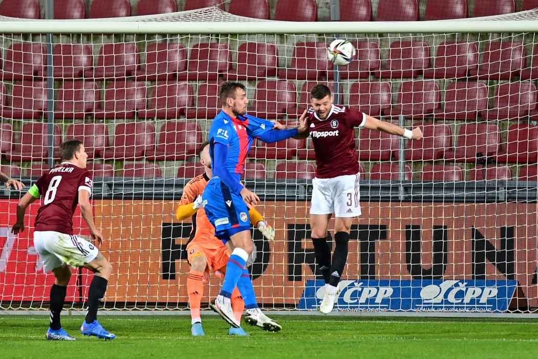 Tomáš Chorý v souboji s Ondřejem Čelůstkou, který na míč nedosáhl a plzeňský útočník ho poslal do sítě