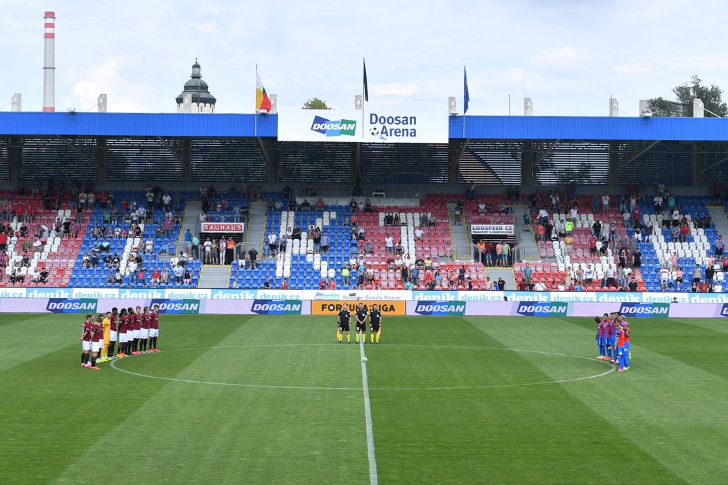 Fotbalisté Sparty a Plzně před vzájemným utkáním drží minutu ticha za zemřelého Mariána Čišovského