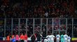 Fotbalisté Sparty před svými fanoušky po prohraném zápase v Plzni