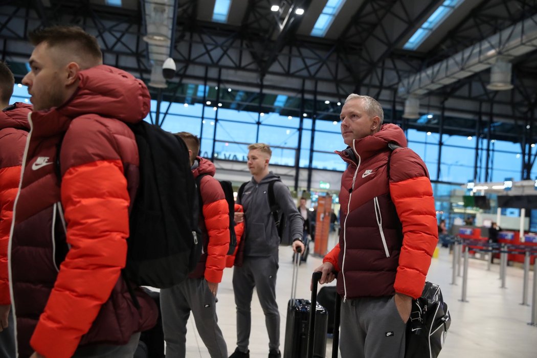 Trenér Sparty Václav Jílek před odletem na soustředění na Letišti Václava Havla