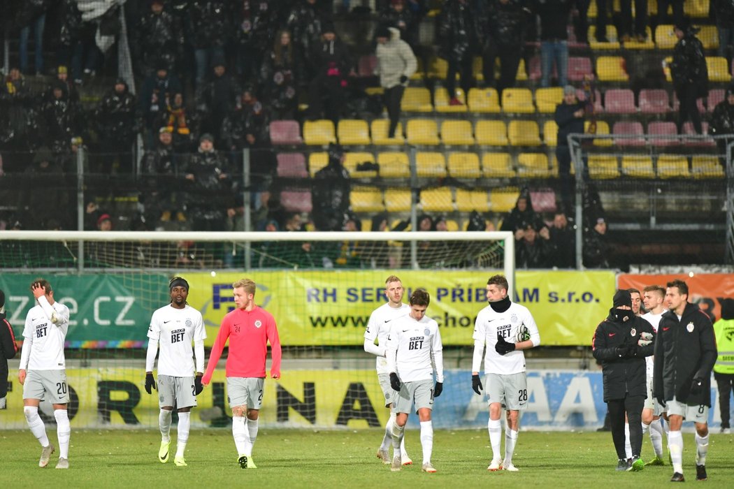 Zklamaní fotbalisté Sparty po ztrátě v Příbrami, na jejímž hřišti remizovali 1:1