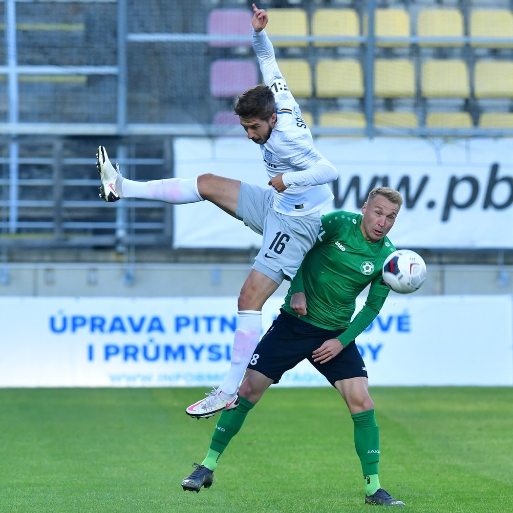 Souboj sparťana Michala Sáčka s příbramským Stanislavem Vávrou