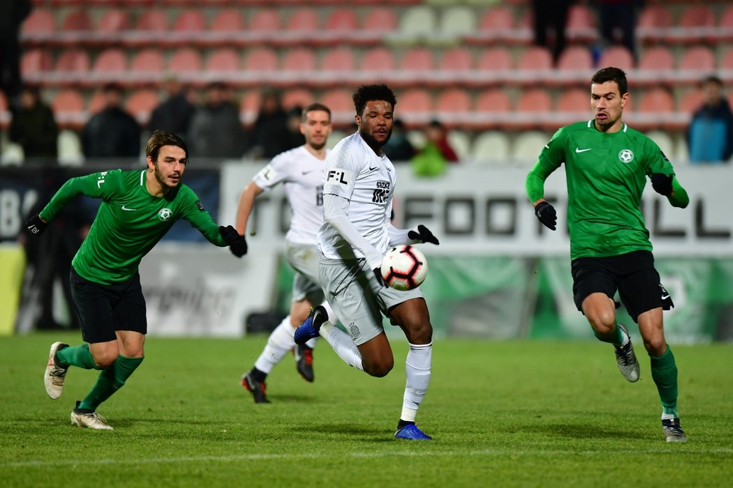 Sparťan Benjamin Tetteh se dostává rychleji k míči, než příbramští obránci