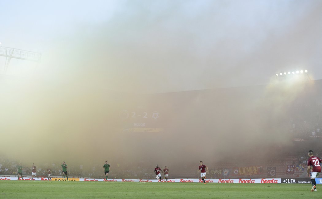 Sparťanští fanoušci odpálili dýmovnice, které zahalily hřiště