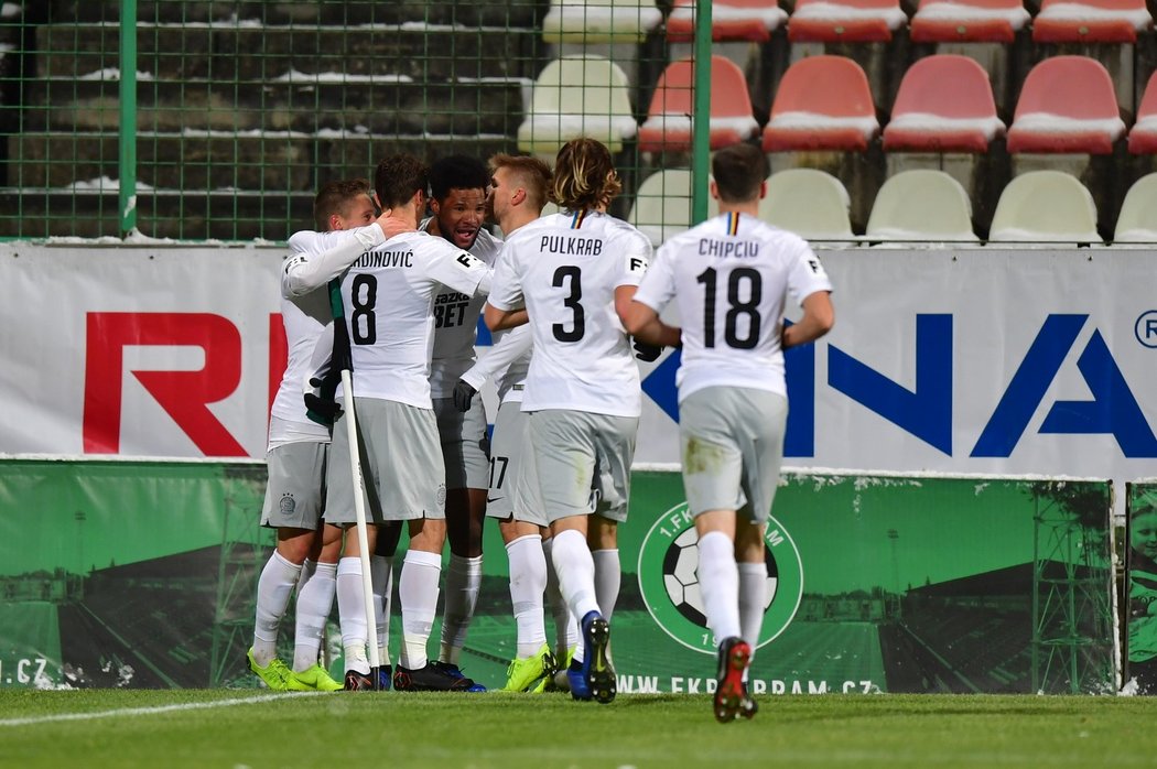 Fotbalisté Sparty se radují z gólu Benjamina Tetteha proti Příbrami