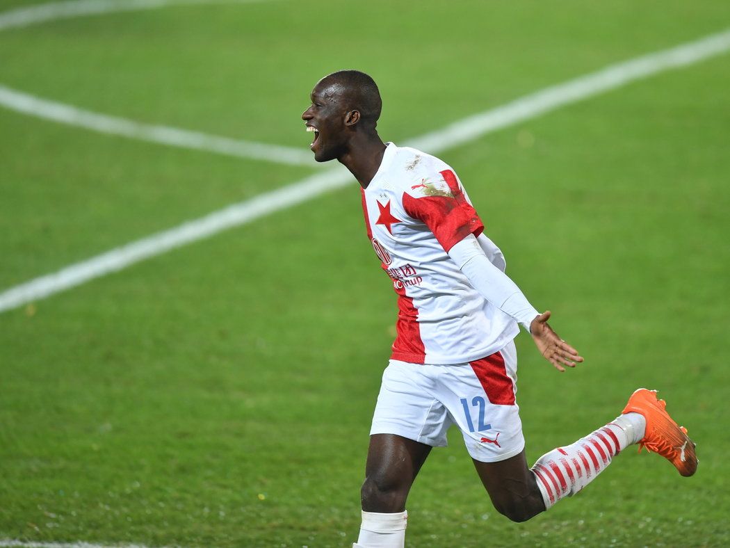 Abdallah Sima se raduje z druhého gólu ve svém prvním derby proti Spartě