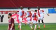 Fotbalisté Slavie se radují z úvodního gólu v derby se Spartou, který dal Abdallah Sima