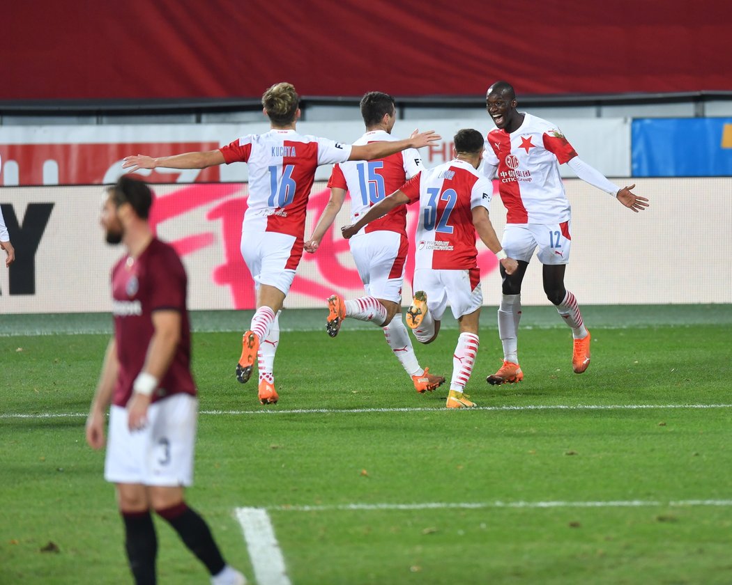 Fotbalisté Slavie se radují z úvodního gólu v derby se Spartou, který dal Abdallah Sima