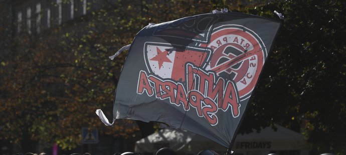 Fanoušci Slavie v centru Prahy při pochodu na derby na Letnou
