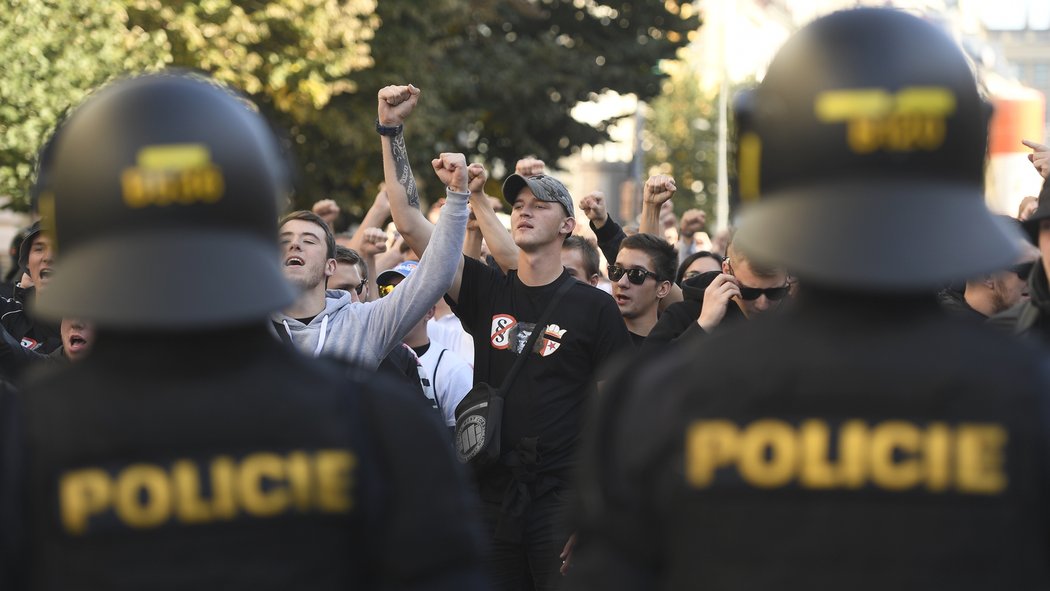 Fanoušky Slavie doprovodily na Letnou na derby se Spartou desítky policistů