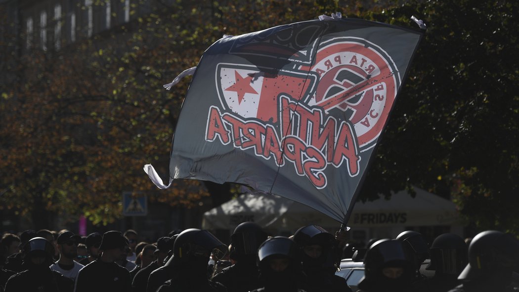 Fanoušci Slavie v centru Prahy při pochodu na derby na Letnou