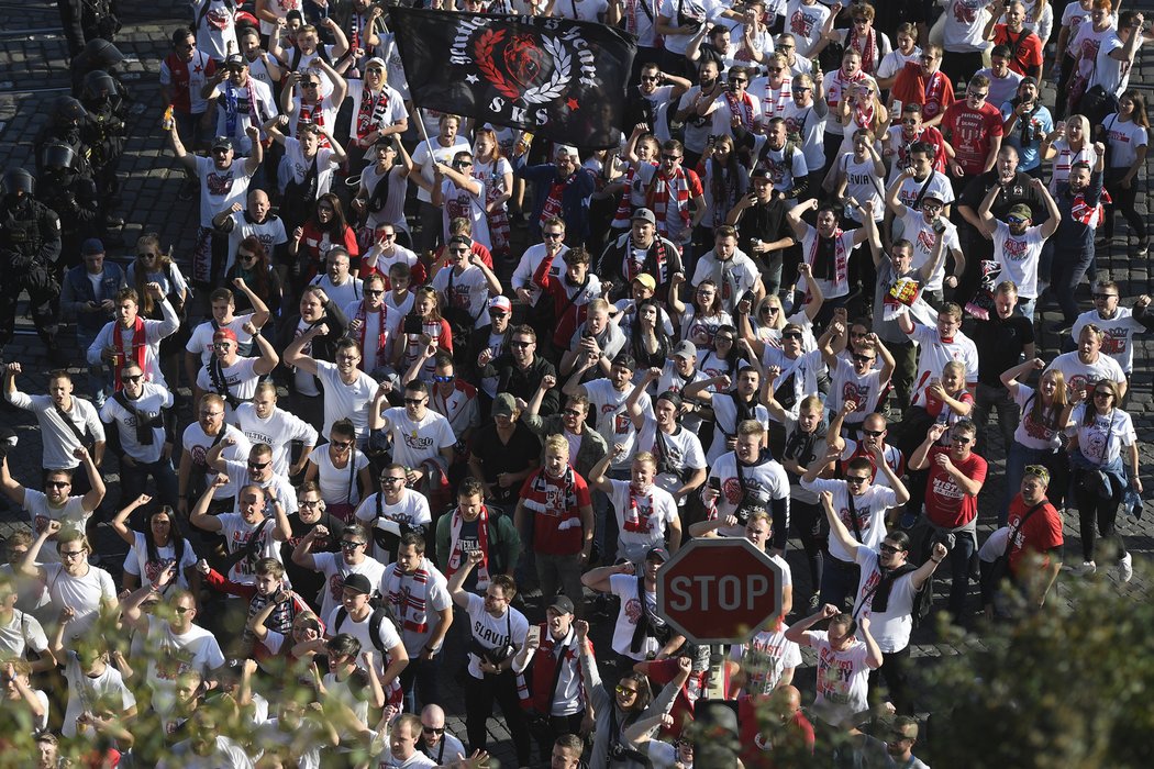 Fanoušci Slavie na cestě na derby na Spartu