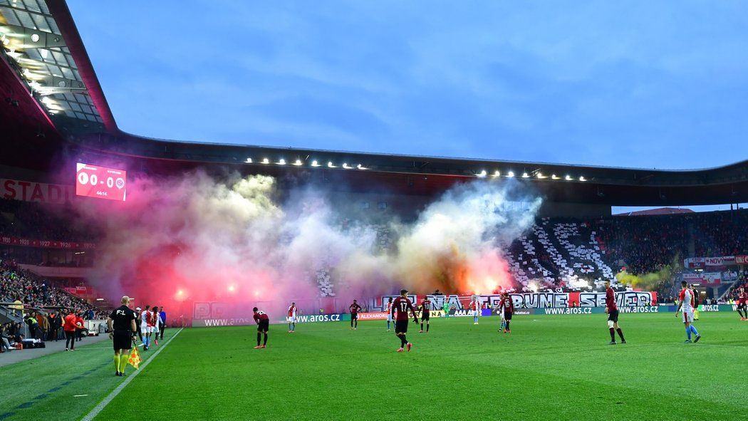 Fanoušci Slavie během derby se Spartou