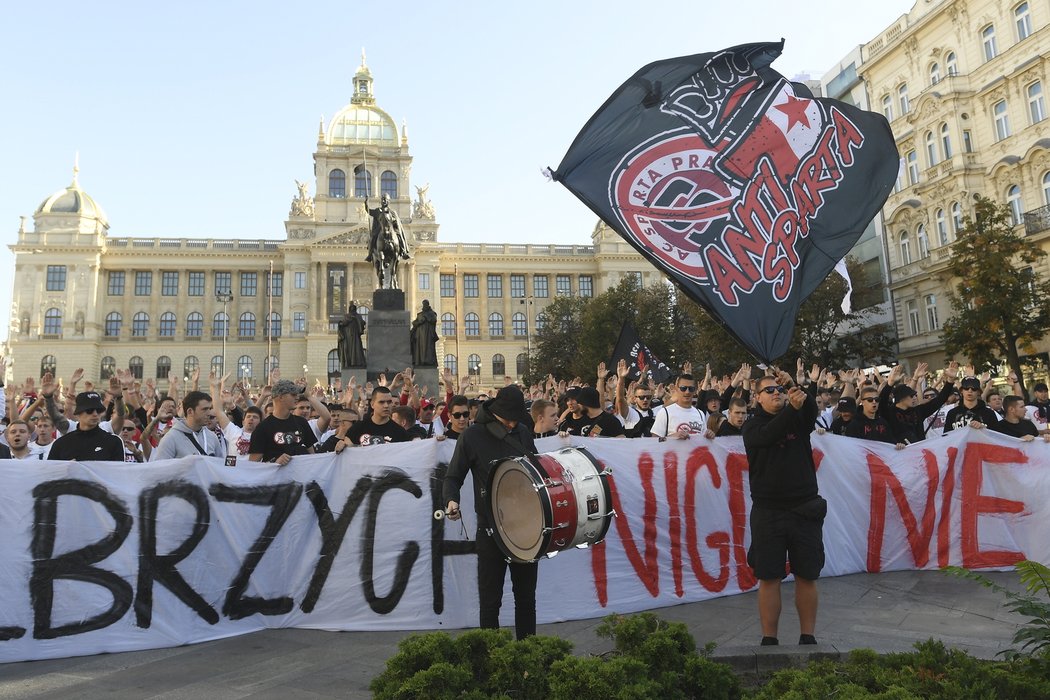 Fanoušci Slavie před pochodem na Spartu podpořili tým z Walzbrychu