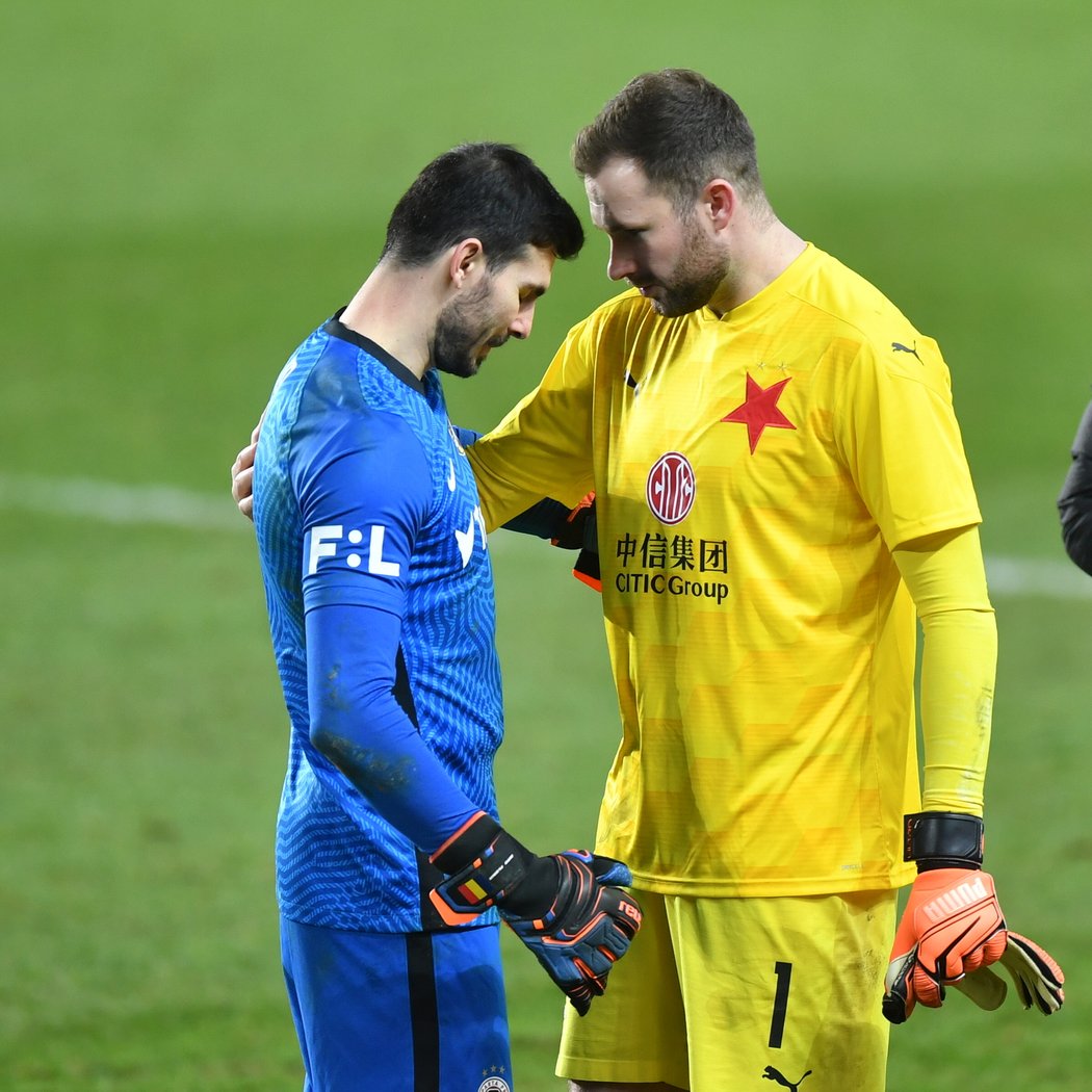 Brankáři Florin Nita a Ondřej Kolář po konci derby