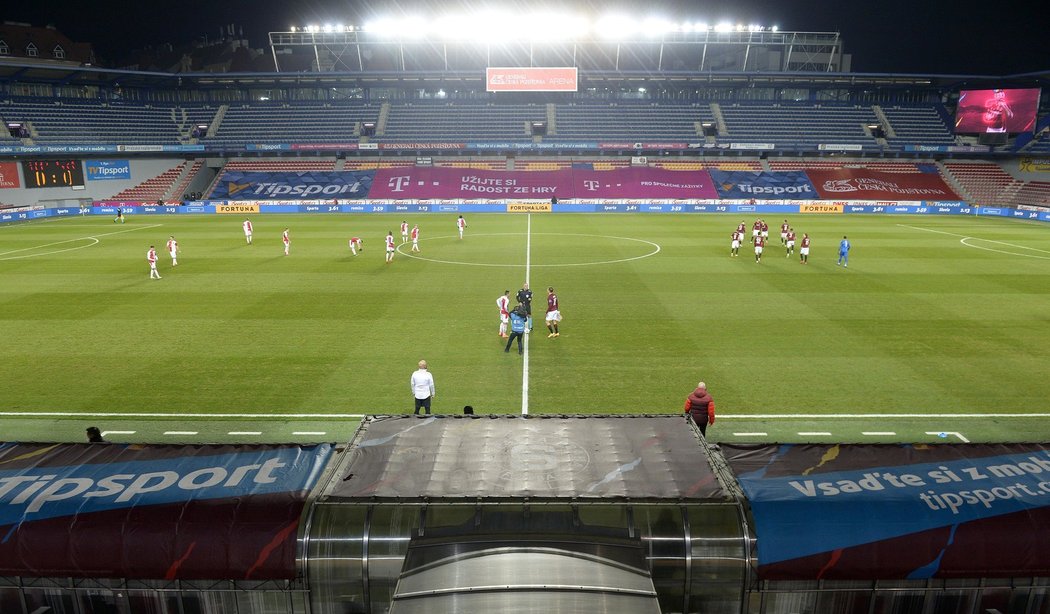 Pohled na prázdný stadion Sparty při derby se Slavií