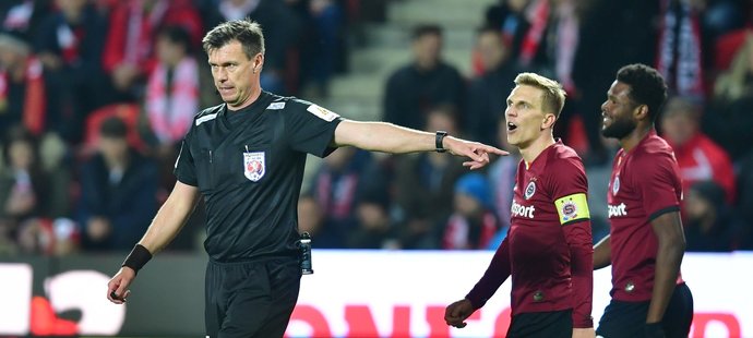 Sudí Pavel Franěk po zásahu VAR odvolal gól Benjamina Tetteha ze Sparty v derby proti Slavii