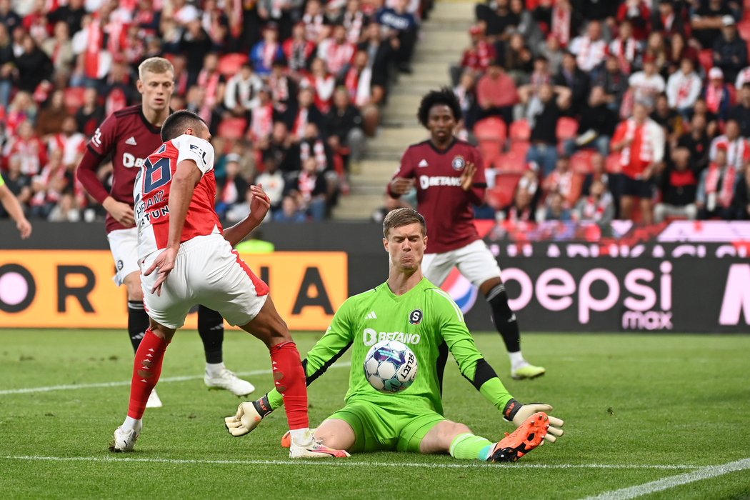 Peter Vindahl dobře zmenšil Ivanu Schranzovi střelecký úhel