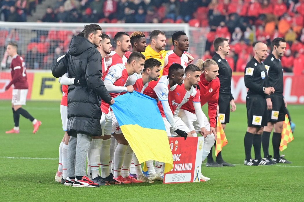 Fotbalisté Slavie před derby se Spartou s ukrajinskou vlajkou