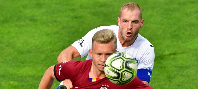 Útočník Sparty Václav Drchal si kryje míč před kapitánem Slovácka Vlastimilem Daníčkem