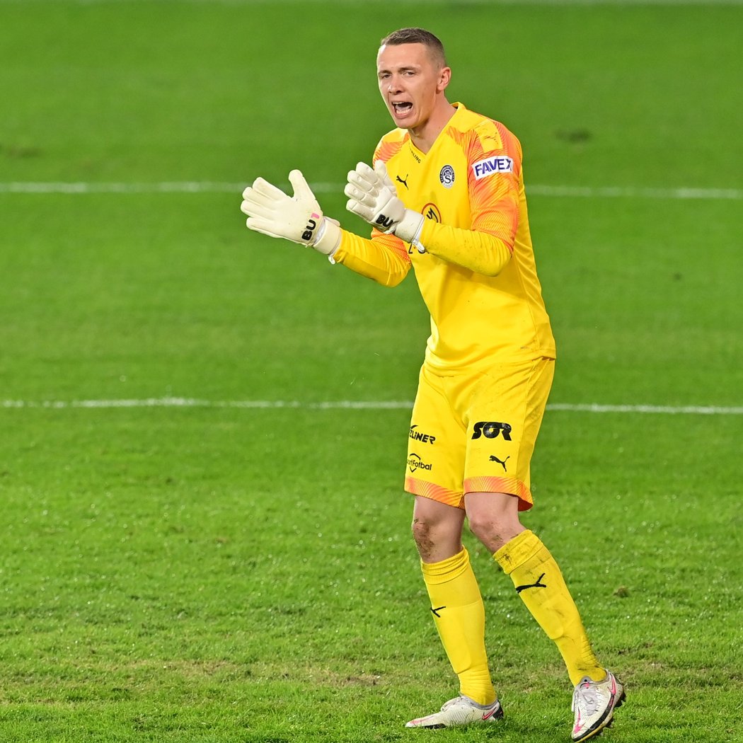 Brankář Slovácka Vít Nemrava v utkání na Spartě