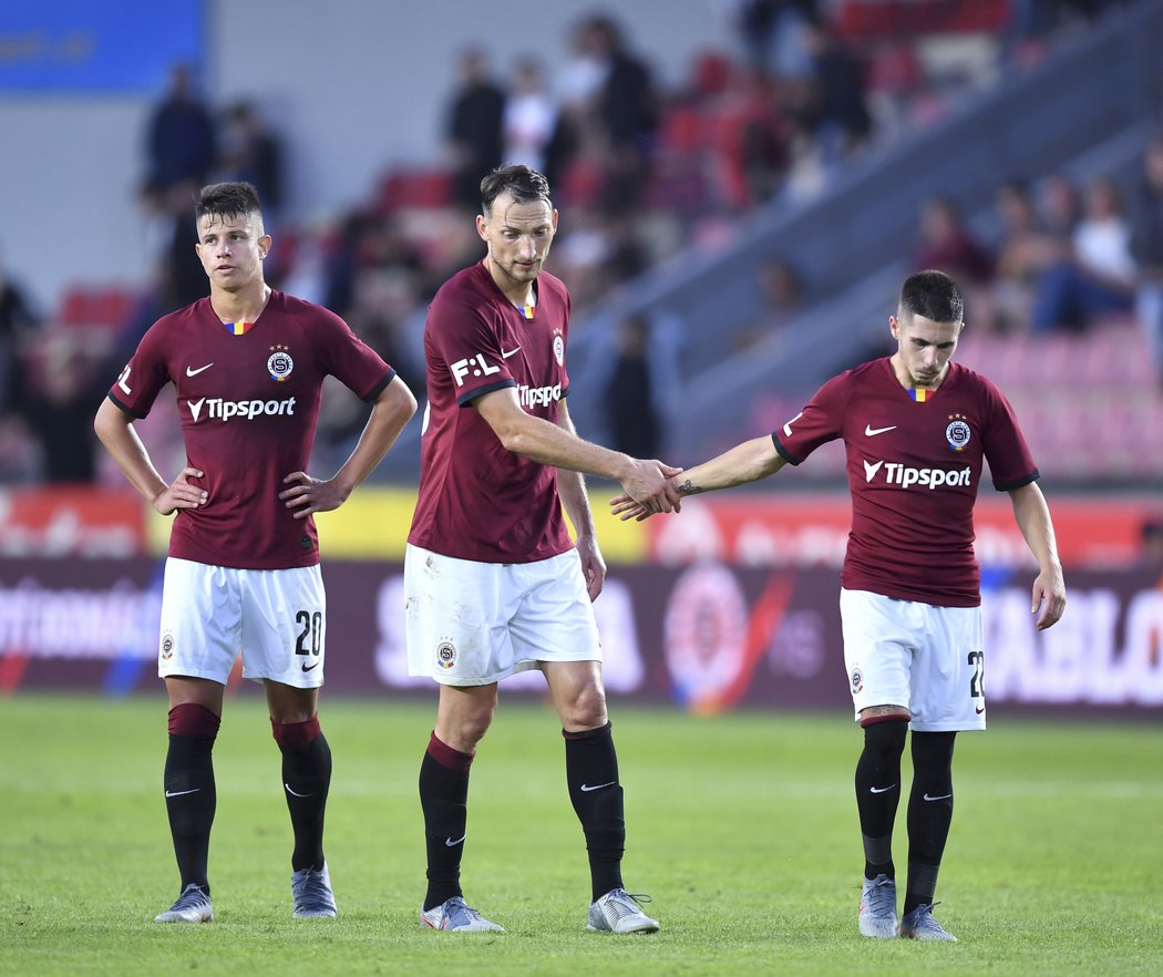 Zklamaní fotbalisté Sparty po porážce se Slováckem