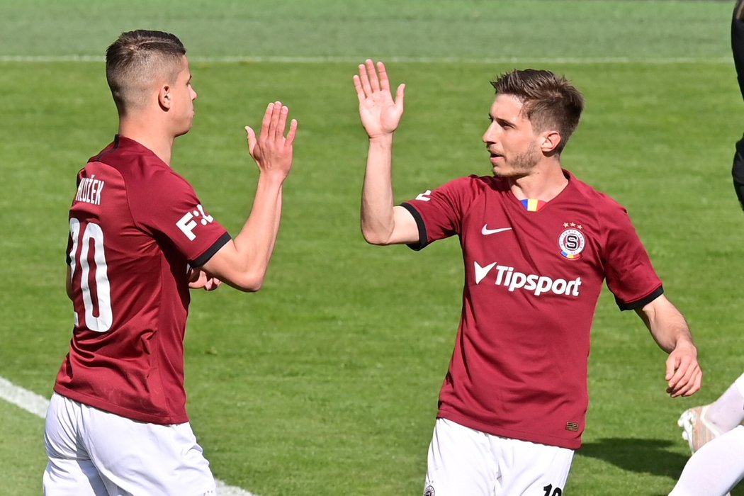 Adam Hložek ze Sparty oslavuje s Michalem Sáčkem svůj gól proti Zbrojovce Brno