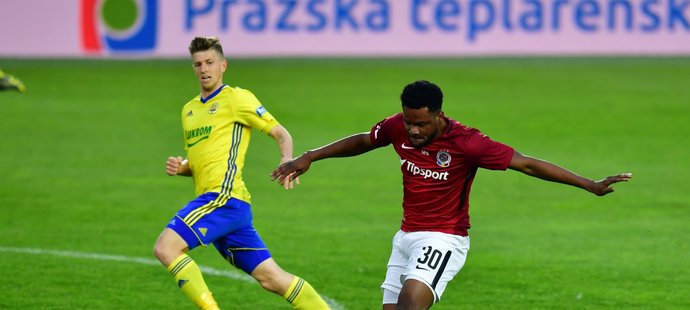 Benjamin Tetteh zakončuje svůj únik gólovou střelou a zvyšuje vedení Sparty nad Zlínem na 2:0