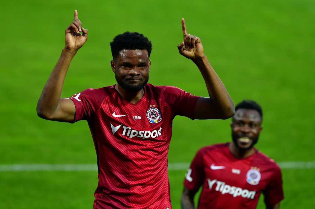 Benjamin Tetteh oslavuje svou trefu proti Zlínu, kterou upravil na konečných 2:0 pro Spartu