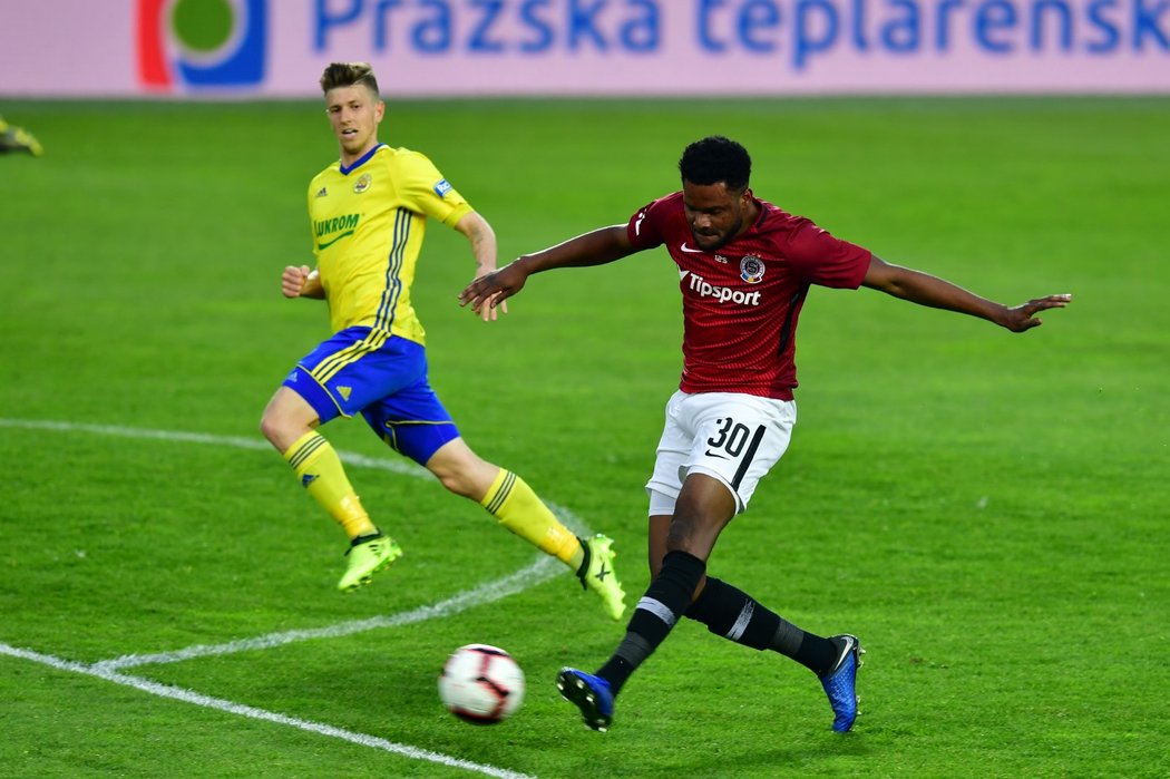 Benjamin Tetteh zakončuje svůj únik gólovou střelou a zvyšuje vedení Sparty nad Zlínem na 2:0