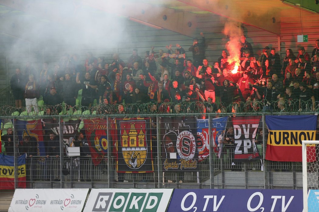 Kotel sparťanských fanoušků v duelu s Karvinou, který Pražané ovládli 3:1