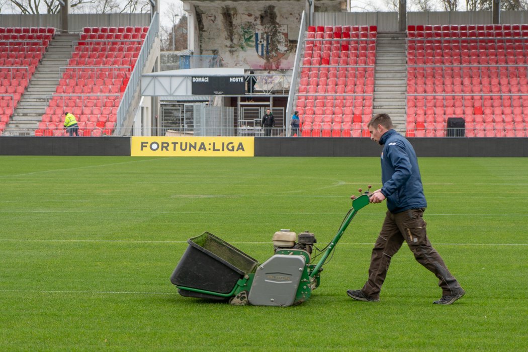 Poslední přípravy před víkendovým výkopem na novém stadionu v Pardubicích vrcholí