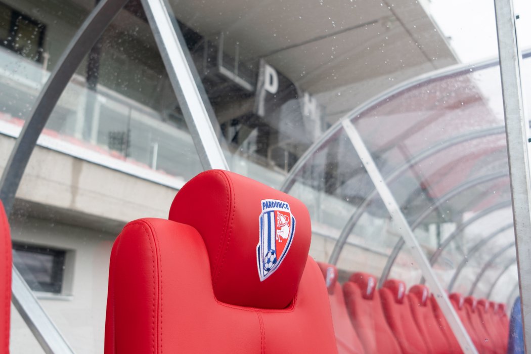 Domácí lavička na novém Letním stadionu fotbalových Pardubic