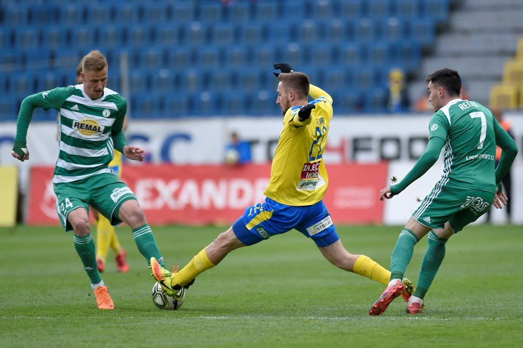 David Puškáč (vlevo) v souboji o míč s Janem Shejbalem. Vpravo záložník Bohemians Rudolf Reiter