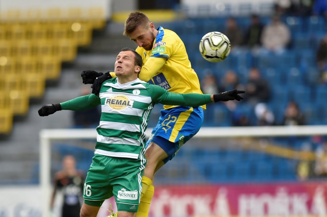 Hráč Bohemians Martin Dostál v souboji s teplickým Janem Shejbalem