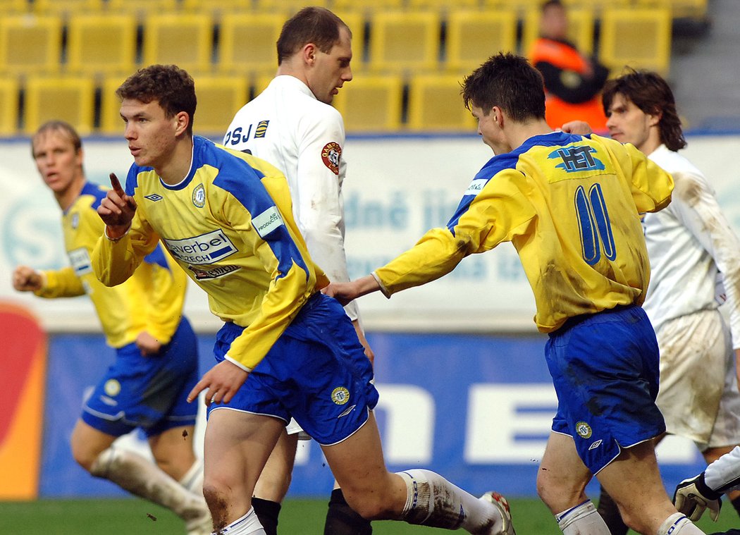 Edin Džeko a Jiří Sabou se radují z gólu proti Jihlavě v sezoně 2005/2006
