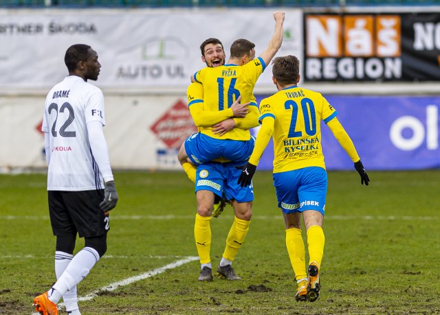 Fotbalisté Teplic oslavují branku do sítě Karviné