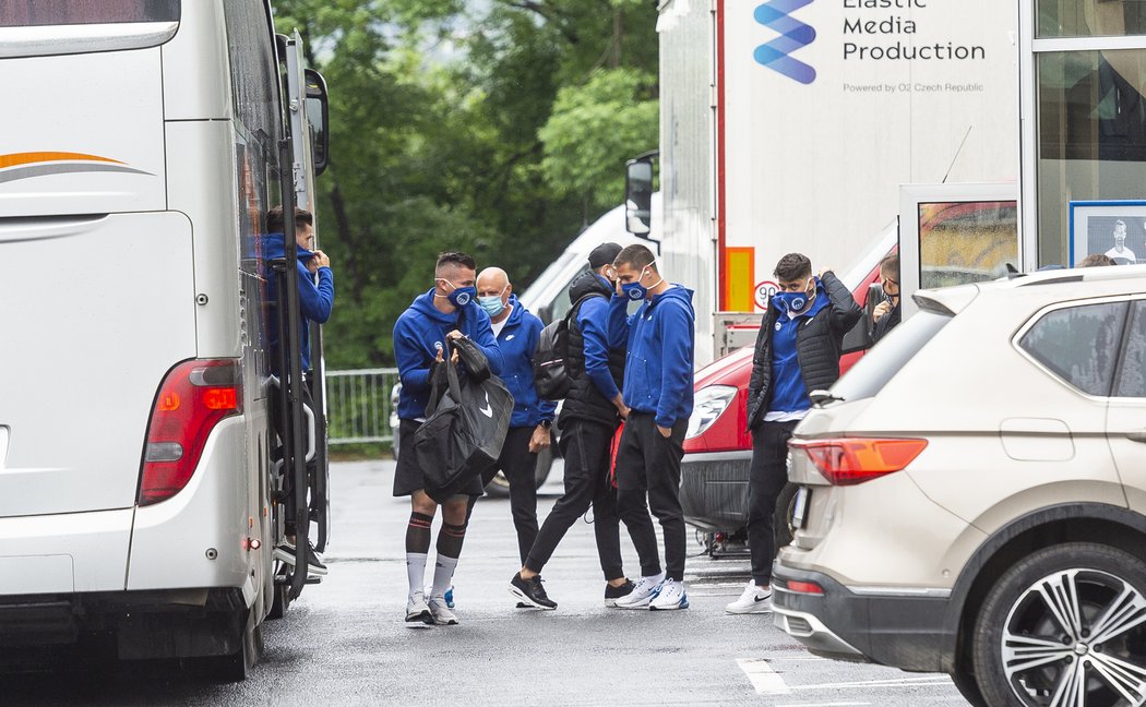 Fotbalisté Liberce vystupují z autobusu před duelem v Teplicích