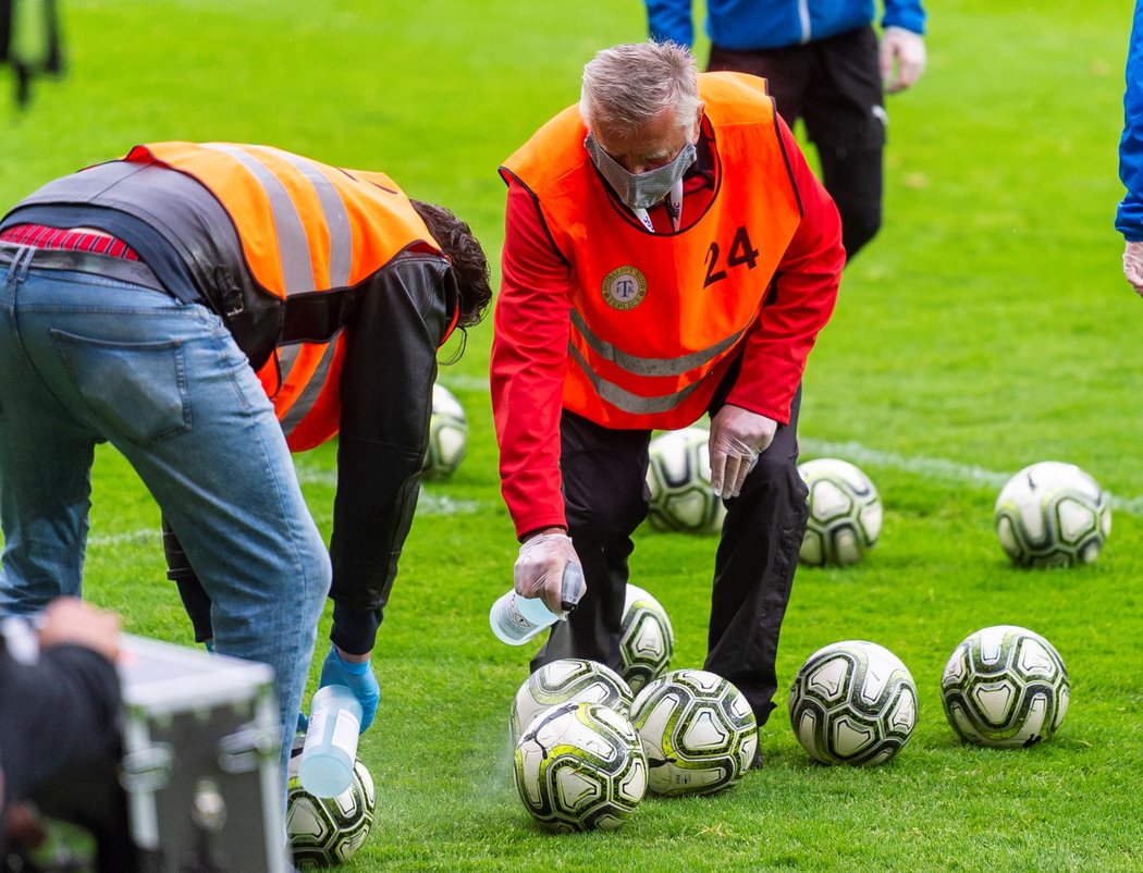 Pořadatelé v Teplicích dezinfikují míče v poločase duelu s Libercem