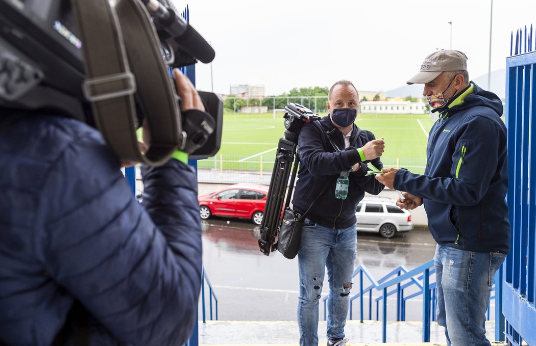 Pořadatel označuje páskou fotografa, který míří na duel Teplice - Liberec