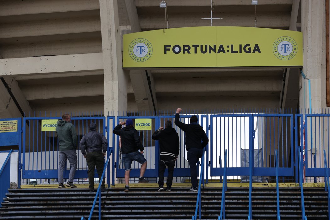 Skupinka fanoušků za plotem teplického stadionu