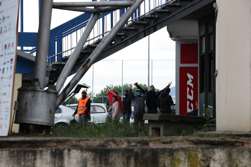 Skupinka fanoušků u teplického stadionu, kde se za zavřenými dveřmi odehrál duel s Libercem