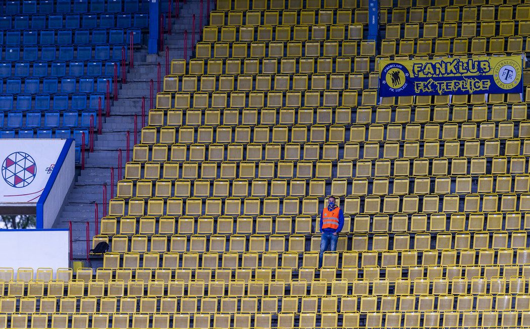 V roli podavače míčů na zápas přišel šéf teplického fanklubu, který nechyběl dlouhá léta