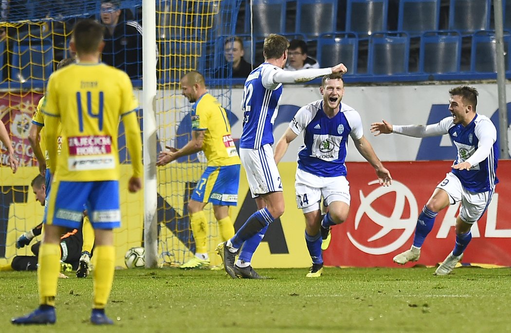 Mladoboleslavští fotbalisté slaví branku Antonína Křapky do sítě Teplic