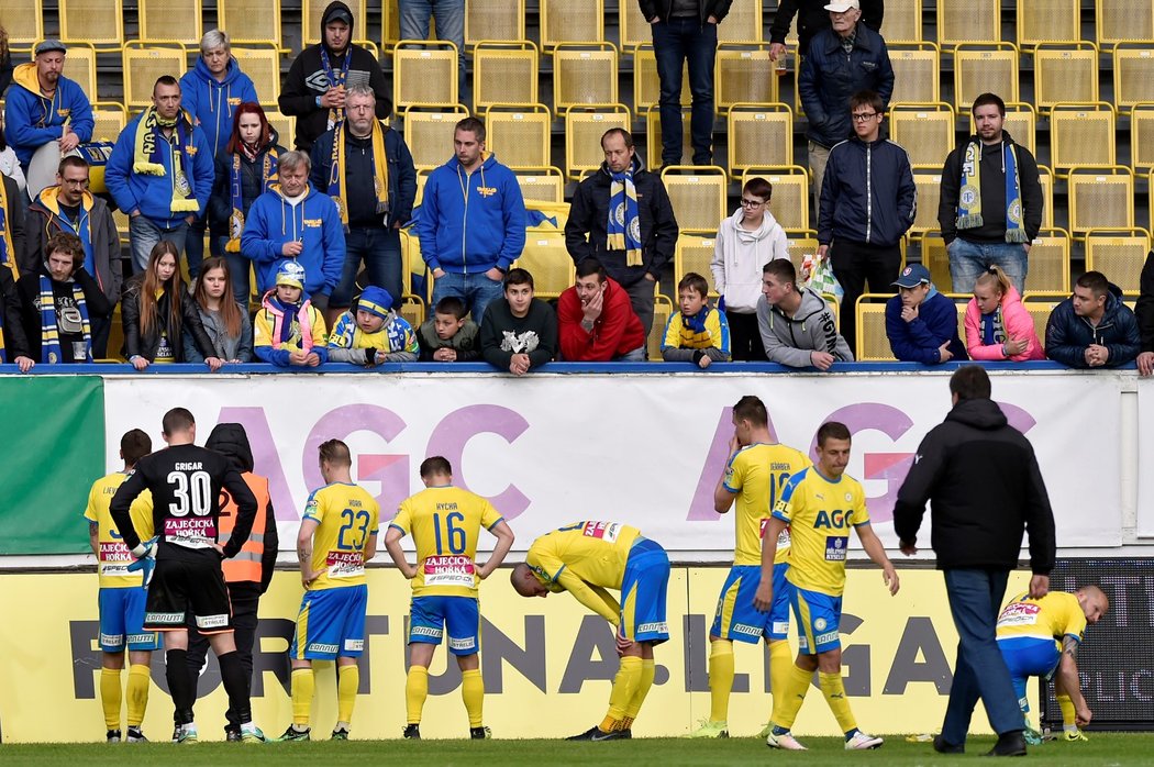 Fotbalisté Teplic s fanoušky po debaklu 0:8 s Mladou Boleslaví