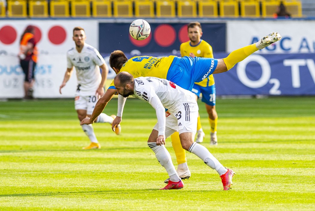 Martin Chlumecký z Teplic v souboji s Tomášem Zahradníčkem z Olomouce