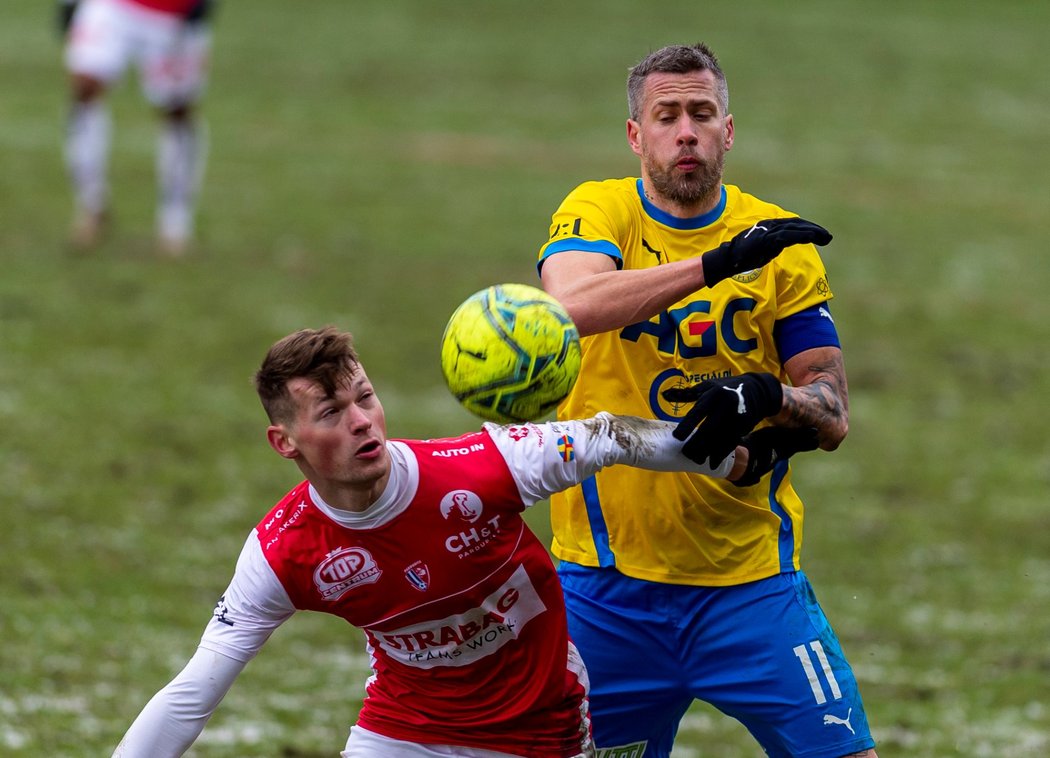 Pardubický Michal Surzyn v souboji s teplickým Jakubem Marešem