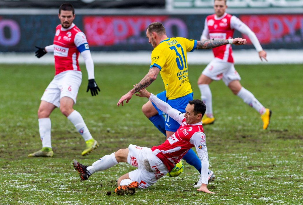 Pardubický Martin Šejvl zastavuje průnik teplického Jakuba Řezníčka